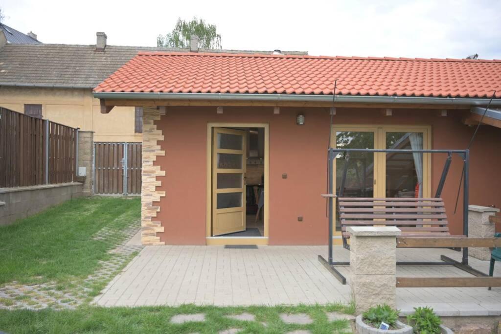 Utulny Domek V Zahrade V Unhosti Nedaleko Letiste Apartment Exterior foto